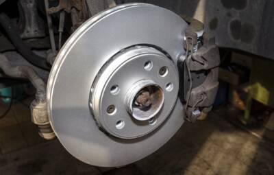 New brake disc with an anti-corrosion layer, mounted on the front hub. New brake disc with an anti-corrosion layer, mounted on the front hub.